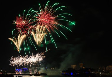 Ren Nehri üzerine renkli havai fişek