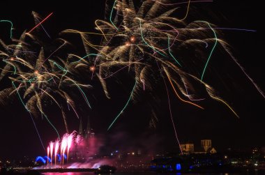 Ren Nehri üzerine renkli havai fişek