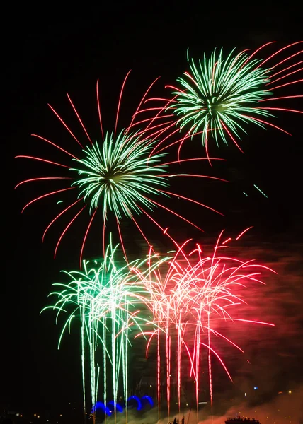 Feuerwerk in Rot und Grün — Stockfoto
