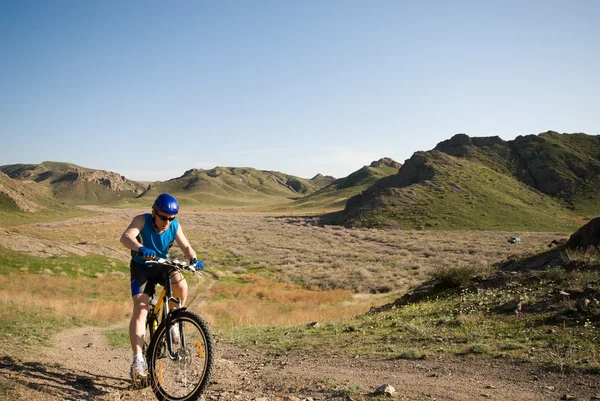 Mountain bicyclist — Stock Photo, Image