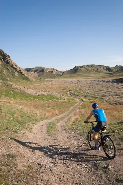 Berg cyklist — Stockfoto