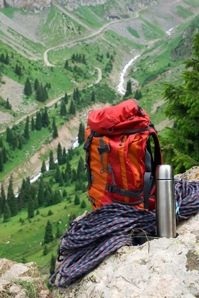 sırt çantası, halat ve termos