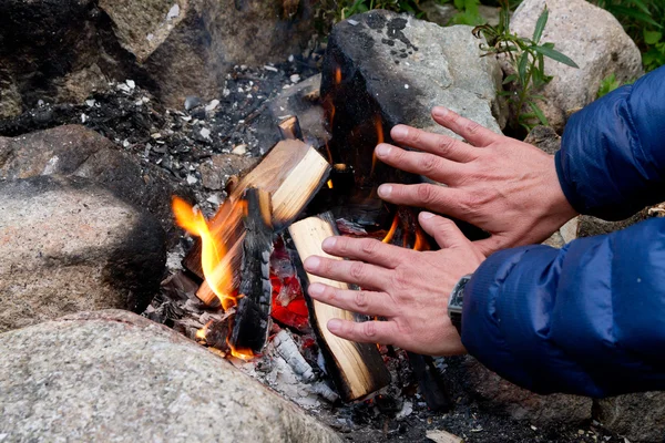 Mains au feu de camp — Photo