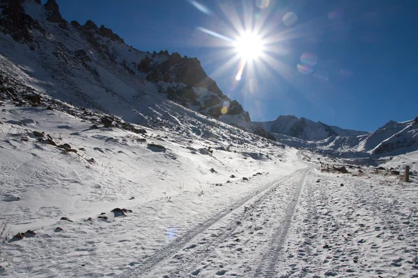 Bergstraße erstrahlte in der strahlenden Sonne — Stockfoto