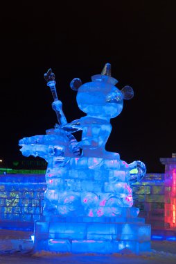 buz şekil bir ayı yavrusu ve at