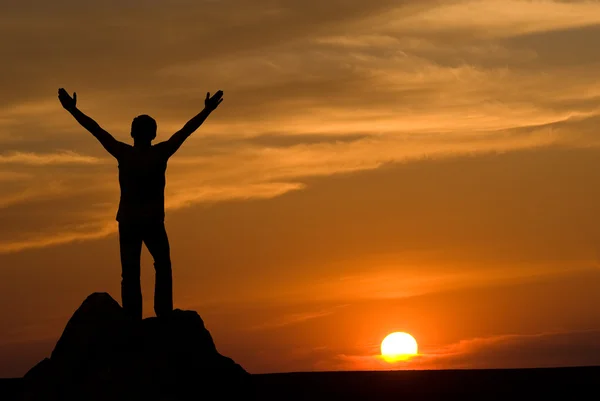 Silueta del hombre al atardecer — Foto de Stock