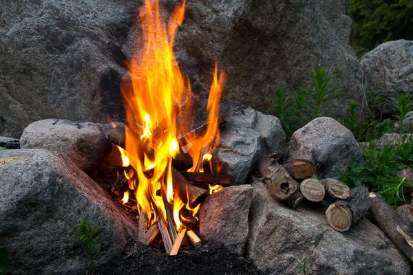 Oheň mezi kameny — Stock fotografie