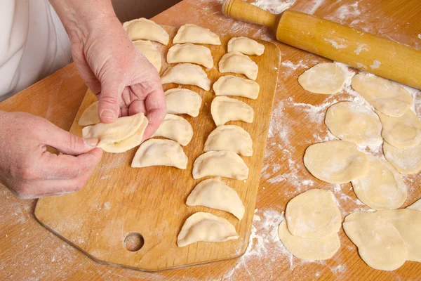 Feminine hands prepare traditional dumplings — Stock Photo, Image