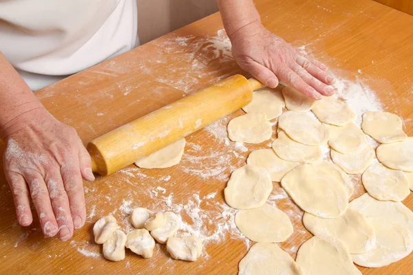 Las manos del panadero amasan la masa — Foto de Stock