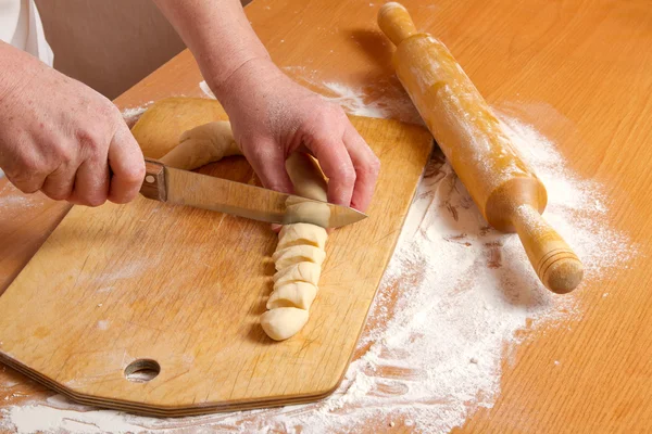 Las manos de la masa cuchillo panadero — Foto de Stock