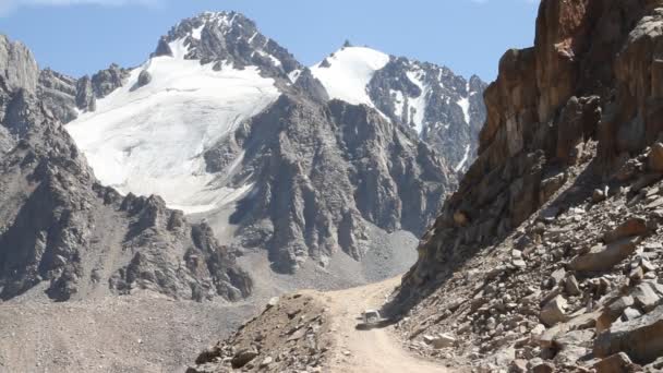 El coche va por la carretera de montaña — Vídeo de stock