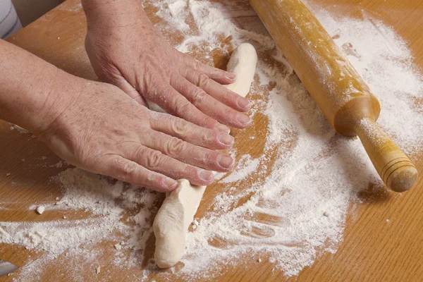 Руки пекаря — стоковое фото