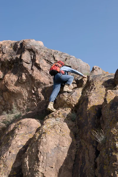 Bergsklättrare klättrar till toppen — Stockfoto