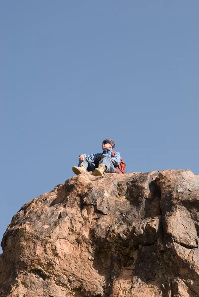 Un alpiniste regarde autour de lui — Photo