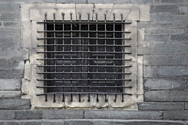 parmaklıklı pencere