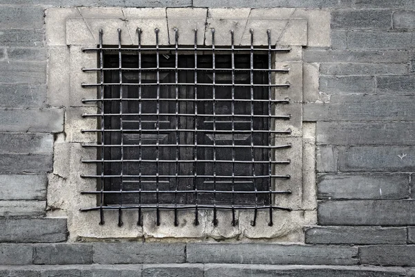 parmaklıklı pencere