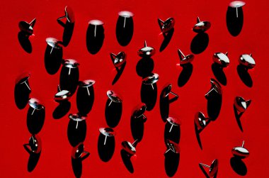 kırmızı zemin üzerine raptiye