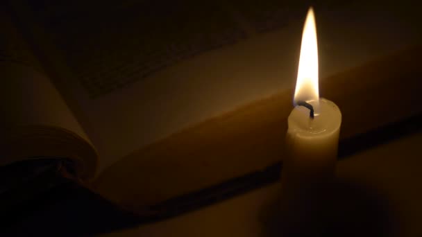 ouvrir le livre et la bougie sur fond noir