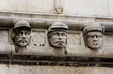 Sibenik. taş kafalar