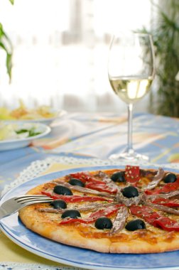 üzerinde mavi bir yemek pizza