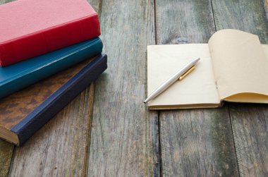 kitap yığını ve defter