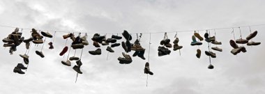 tel üzerinde ayakkabı