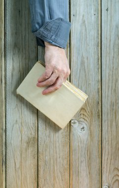 Bir kitabı tutan el.