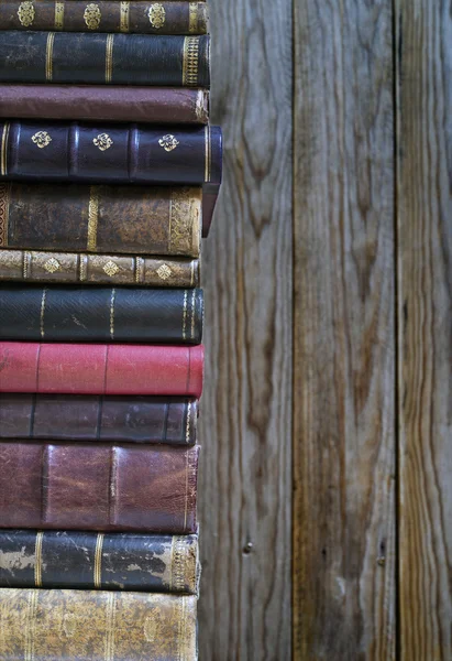 Bir yığın eski kitap