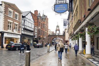 yağmur altında alışveriş