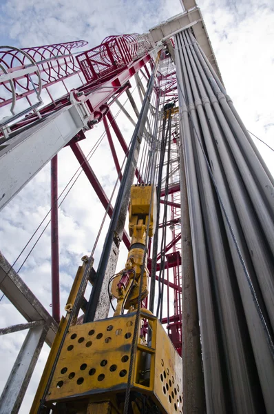 Oil rig - top drive and drilling pipes — Stock Photo, Image
