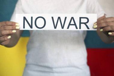 Rus ve Ukrayna bayraklarında kadınların elinde savaş mesajı yok. Savaşı durdurun, barış konsepti