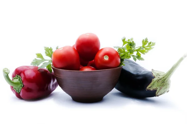 Tomates em uma tigela, pimenta vermelha, salsa, berinjela, fundo isolado — Fotografia de Stock