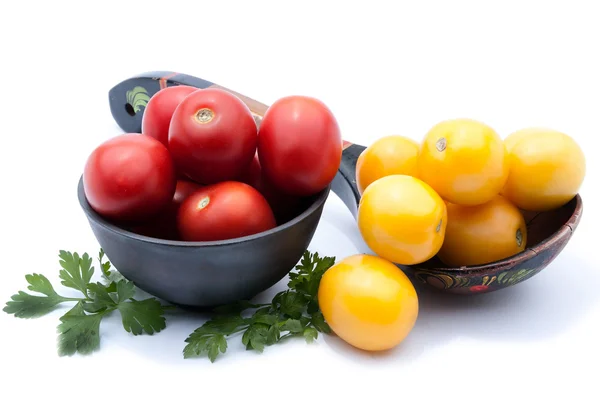 Tomates em uma tigela, salsa, colher de madeira, tomate amarelo, backgrou isolado — Fotografia de Stock