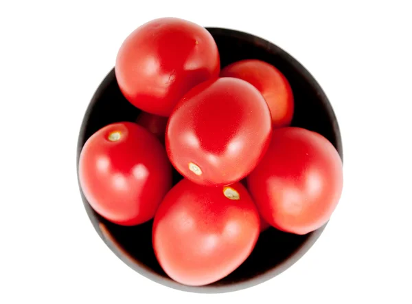 Röda tomater på en tallrik, isolerade bakgrund — Stockfoto