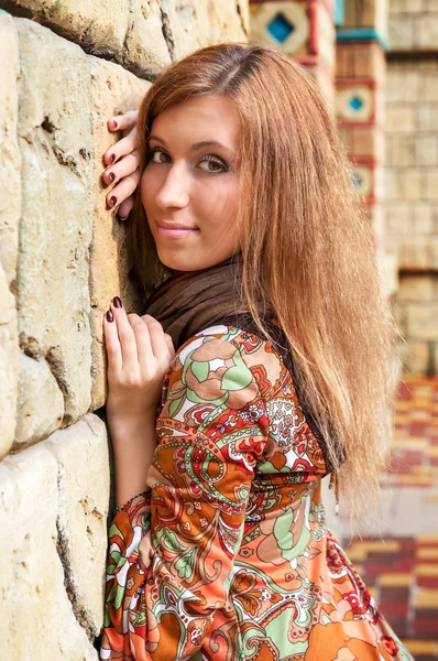 Girl walking in the park — Stock Photo, Image