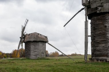birkaç yel değirmenleri ile peyzaj
