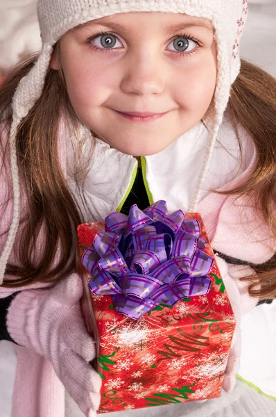 Menina segurando um presente — Fotografia de Stock