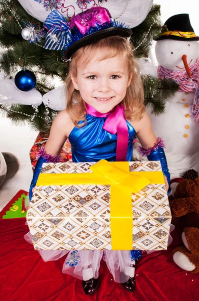 Menina segurando um presente — Fotografia de Stock