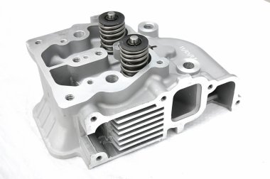 yalıtılmış bir arka plan üzerine içten yanmalı motor