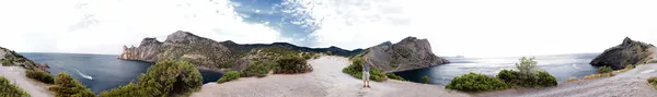 男と山から海のパノラマ ビュー — ストック写真