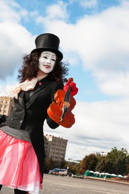 MIME keman çalıyor