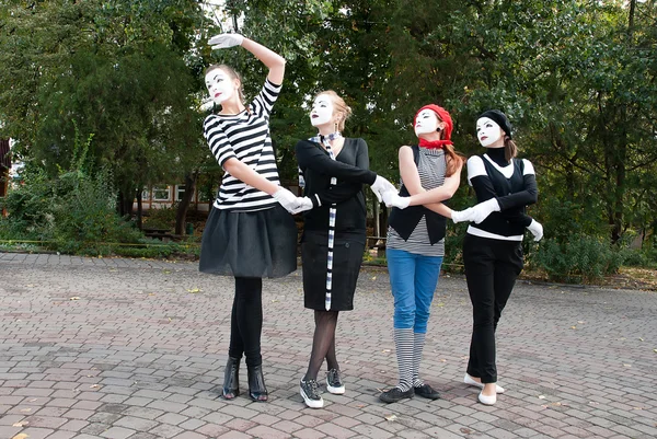 Mimes dancing in the street — Stock Photo, Image