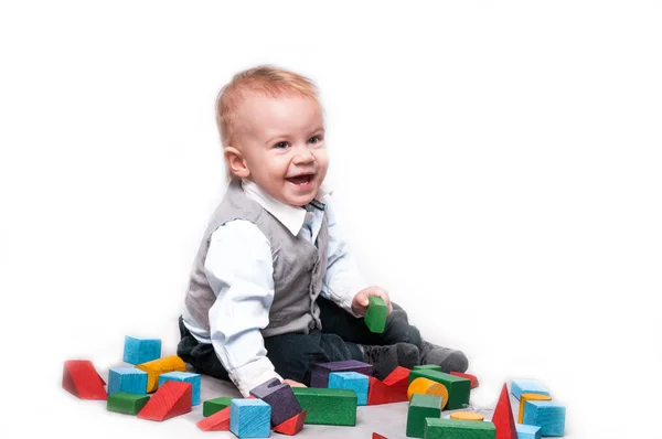 Bambino che gioca con blocchi su uno sfondo isolato — Foto Stock