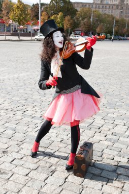 MIME keman çalıyor