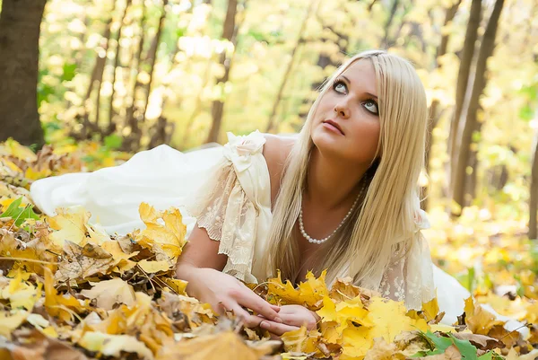 Hermosa chica en vestido medieval — Foto de Stock