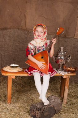 Ulusal elbiseli Rus kız