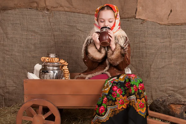 Russisches Mädchen in Nationalkleidung — Stockfoto