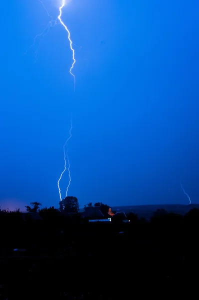 Tempestade em um céu azul escuro — Fotografia de Stock