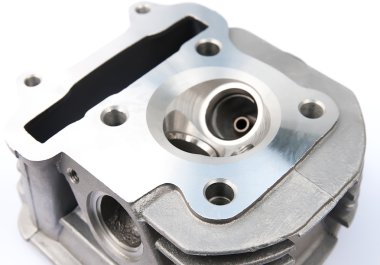 yalıtılmış bir arka plan üzerine içten yanmalı motor