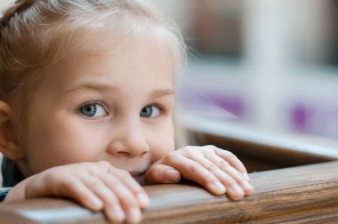 Kız ticaret eğlence merkezi üzerinde yürüyor